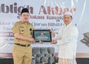Kadis DLH: Bupati Banggai Berikan Hadiah Umroh Bagi Santri Yang Berhasil menyelesaikan hafalan Al-Qur’an 30 Juz dan Alat Kebersihan ke Ponpes Darusalam Toili