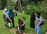 Kapolsek Kintom Dukung Penanaman Bibit Durian Musang King di Nambo
