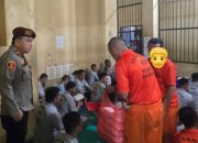 Polres Banggai Bagikan Makanan Tambahan kepada Para Tahanan