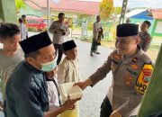 Polsek Lamala Bagikan Makanan Gratis Usai Sholat Jumat di Masjid At-Taqwa