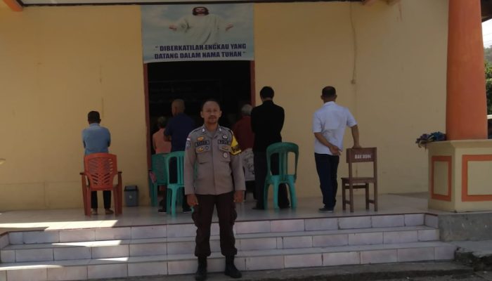 Aparat Polsek Tojo Rutin Patroli di Gereja-Gereja