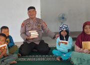 Bhabinkamtibmas Toili Barat Serahkan Bantuan Alquran dan Buku Praktek Sholat