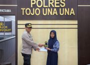 Wakapolres Touna Serahkan Hadiah Kepada Siswa-Siswi Pemenang Lomba Pidato dan PBB