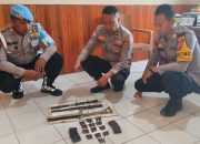 Warga Poso Pesisir Serahkan Puluhan Amunisi dan Senjata Rakitan ke Satgas Mandago Raya